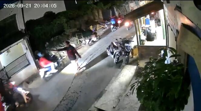 
					Bak Film Koboi, Tiga Orang Bersajam Mengamuk di Semanan