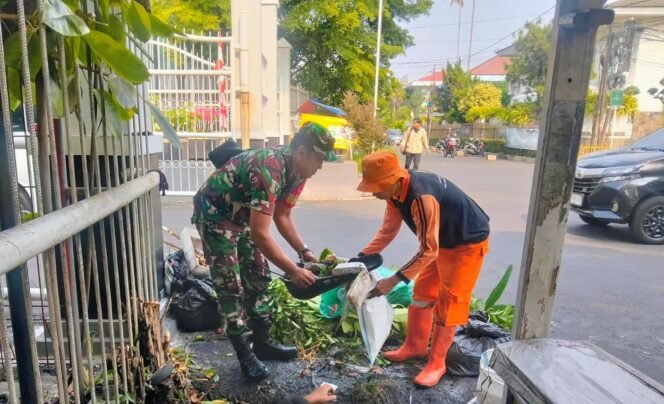 
					Satgas Koramil 05/KJ Turun, Sampah Kedoya Disikat