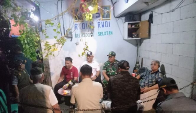 
					Siskamling Koramil 05/KJ Diperkuat, Babinsa Kedoya Selatan Ingatkan Warga Tingkatkan Kewaspadaan