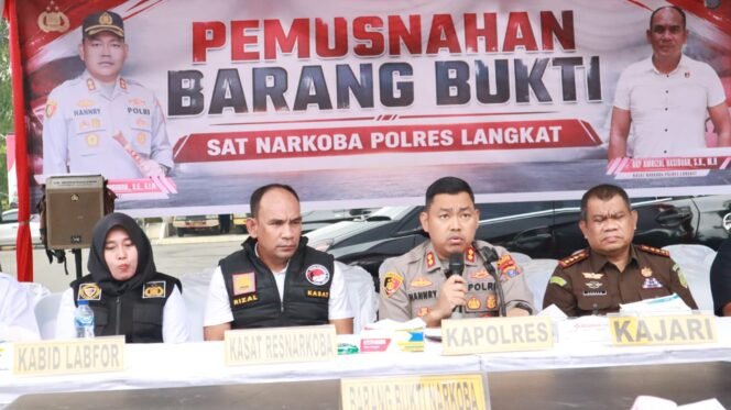 
					SatNarkoba Polres Langkat Musnahkan Barang Bukti
