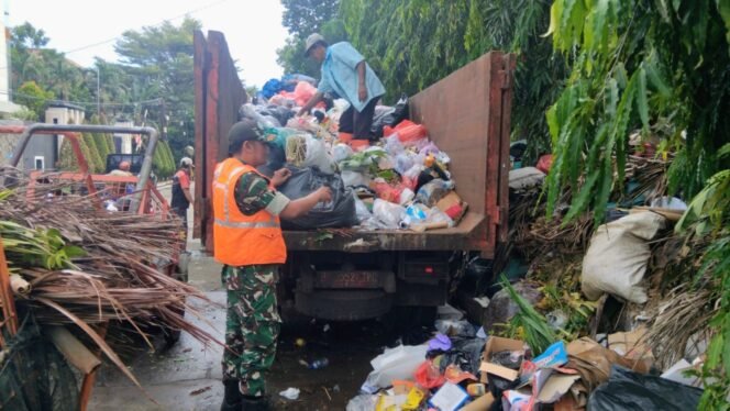 
					Satgas Koramil 05/Kebun Jeruk Bergerak, Sampah Kedoya Utara Dibersihkan