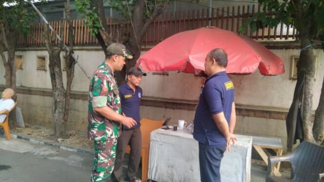 
					Koramil 05/Kebun Jeruk Bersama Babinsa Kedoya Utara Perkuat Keamanan Warga