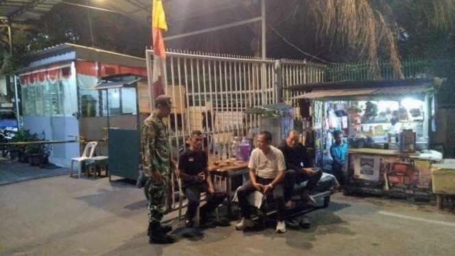 
					Koramil 05/Kebun Jeruk Bersama Babinsa Perketat Siskamling Kedoya Utara