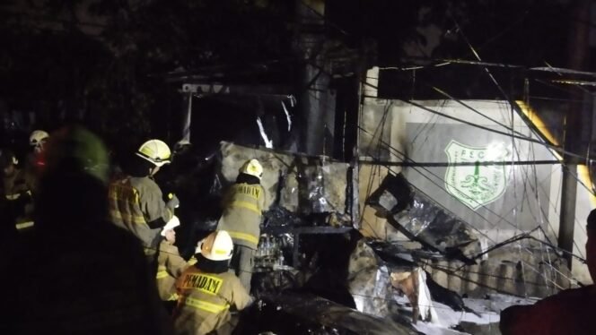 
					Kebakaran Kabel PLN dan Telkom Picu Dua Warung Terbakar di Jembatan Besi