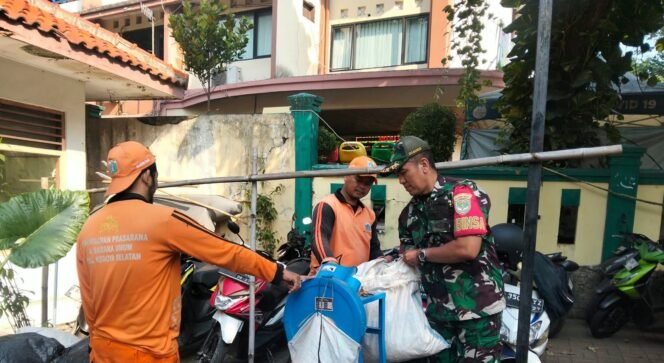 
					Satgas Sampah Koramil 05/KJ dan Tiga Pilar Bergerak Tangani Sampah di Kedoya Selatan