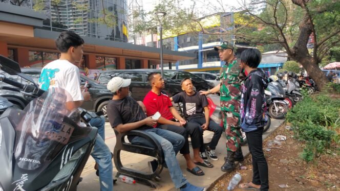 
					Koramil 05/KJ Bersama Babinsa Kebon Jeruk Edukasi Warga Soal Cuaca dan Keamanan