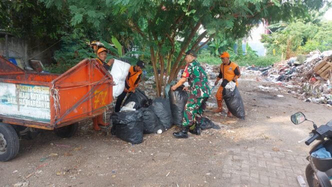 
					Satgas Sampah Koramil/05 Kebun Keruk Bersihkan Lingkungan Kebon Jeruk