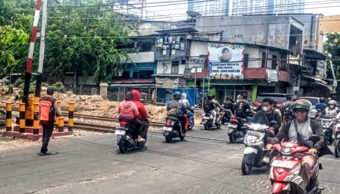 
					Sudishub Jakbar Kerahkan Petugas Urai Kemacetan di Jembatan Besi
