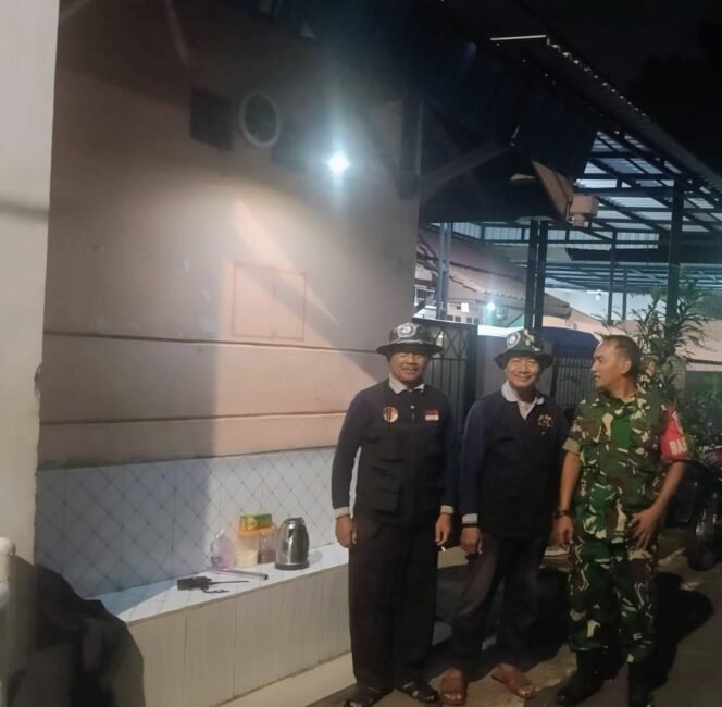 
					Babinsa Koramil 05/Kebon Jeruk Perkuat Siskamling Warga