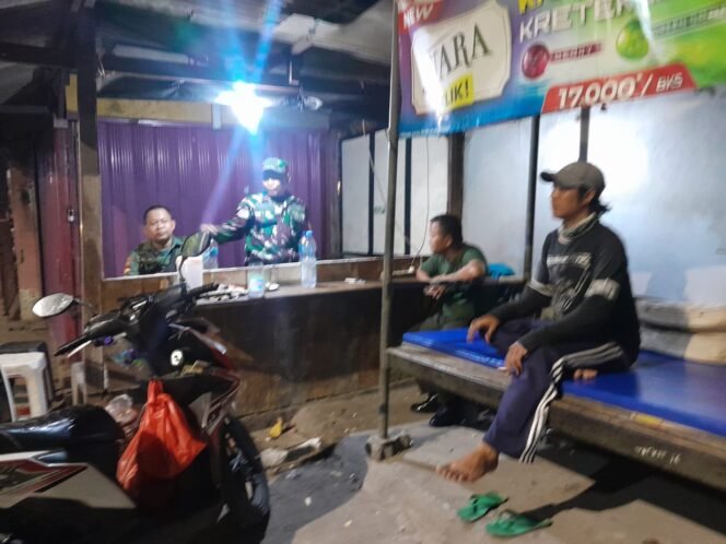 
					Koramil 05/Kebun Jeruk Melalui Babinsa Duri Kepa Perkuat Siskamling, Warga Diminta Tingkatkan Kewaspadaan Malam Hari