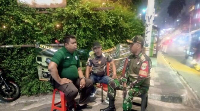 
					Babinsa Koramil 05/Kebon Jeruk Perkuat Siskamling, Jaga Keamanan Lingkungan pada Malam Hari