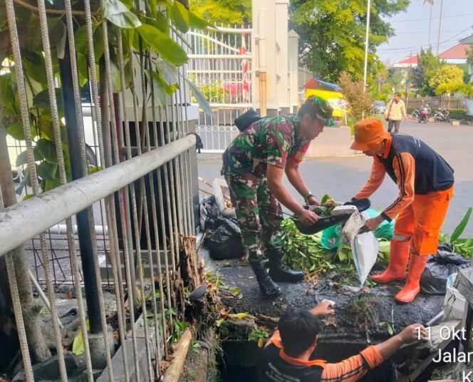 
					Satgas Sampah Koramil 05/KJ Bersama Tiga Pilar dan Warga Tangani Darurat Sampah di Kedoya Selatan