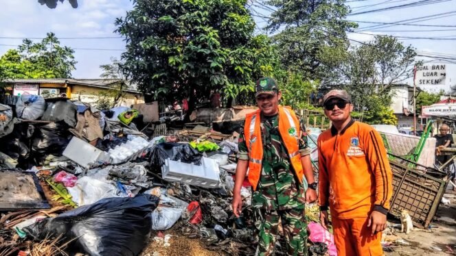 
					Satgas Sampah Koramil 05/Kebun Jeruk Gerak Cepat Tangani Darurat Sampah Di Kedoya Utara
