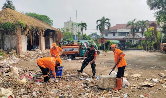 
					SATGAS SAMPAH KODIM 0503/JB BERSAMA TIGA PILAR TANGANI DARURAT SAMPAH DI KEBON JERUK