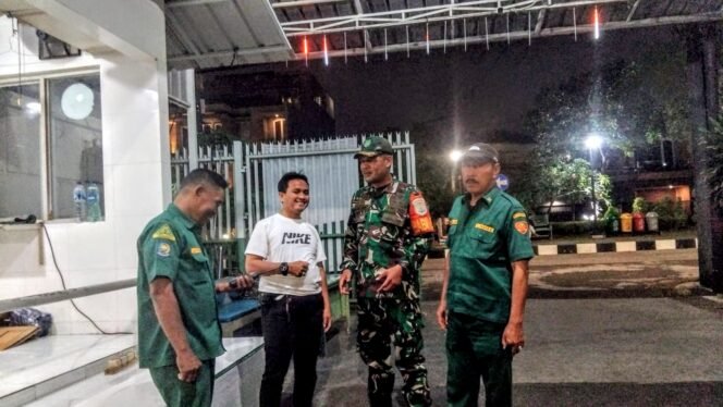 
					Koramil 05/Kebun Jeruk Melalui Babinsa Kedoya Utara Himbau Perkuat Siskamling Dan PAM Swakarsa Pada Malam Hari