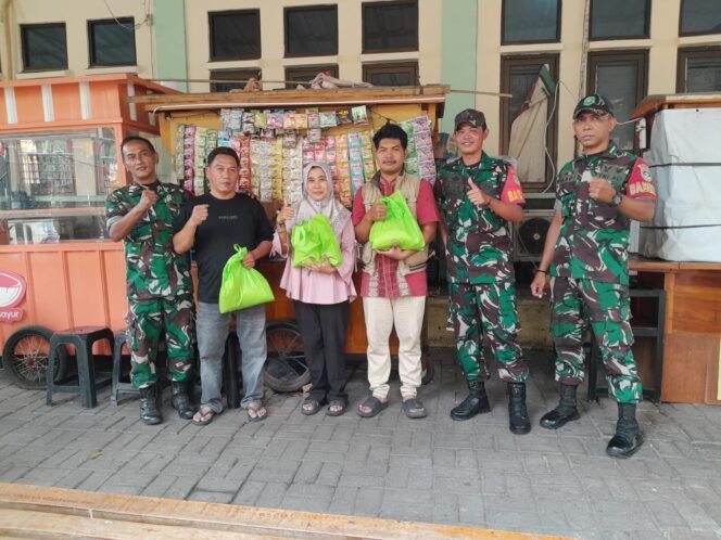 
					Jaga Jakarta On The Spot, Koramil 05/Kebon Jeruk Sambangi Warga dan Salurkan Bantuan Sembako