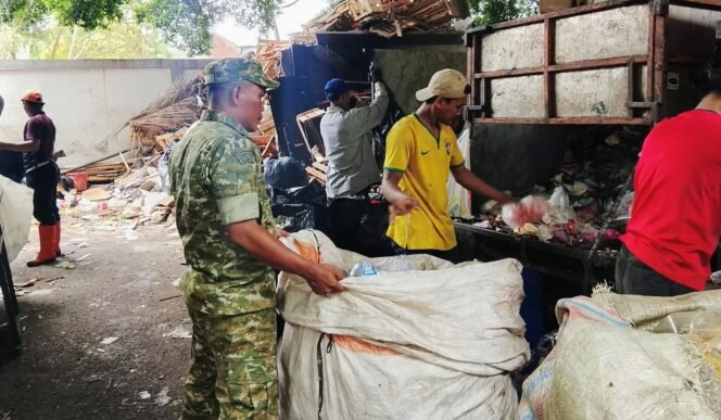 
					Satgas Sampah Koramil 05/KJ Bersama Kodim 0503/JB Bergerak Tangani Darurat Sampah di Duri Kepa