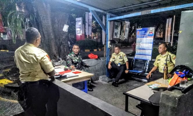 
					Babinsa Koramil 05/Kebon Jeruk Perkuat Siskamling, Dorong Kewaspadaan dan Keamanan Lingkungan