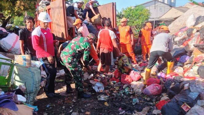 
					Koramil 05/KJ Bersama Satgas Sampah Kodim 053/JB Tangani Darurat Sampah Kedoya Selatan