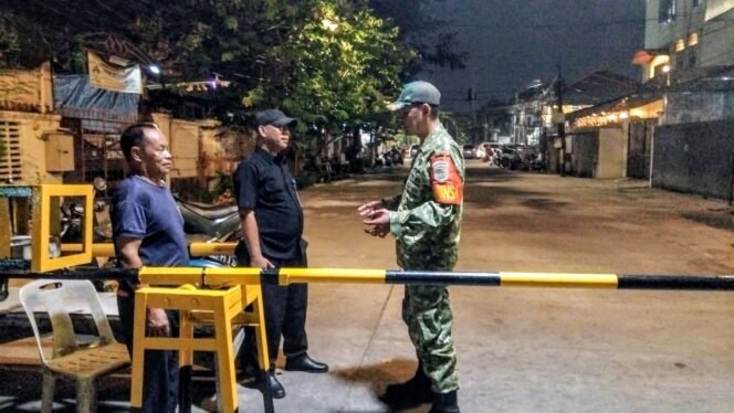 
					Babinsa Koramil 05/Kebun Jeruk Perkuat Siskamling Serta Ingatkan Petugas Jaga Tingkatkan Kewaspadaan