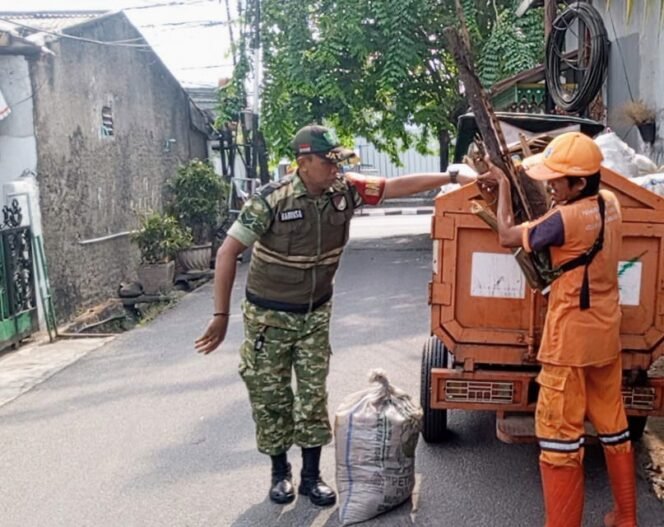 
					Satgas Sampah Kodim 0503/JB Tindaklanjuti Perintah Danrem 052/Wkr, Perkuat Penanganan Darurat Sampah di Jakarta Barat