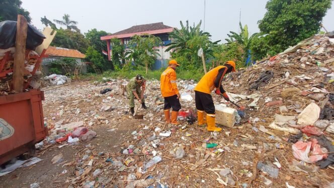 
					Satgas Sampah Kodim 0503/JB Bersama Tiga Pilar Tangani Darurat Sampah di Kebon Jeruk