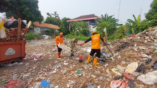 
					Satgas Sampah Kodim 0503/JB Bersama Tiga Pilar Bersihkan Lingkungan Kebun Jeruk