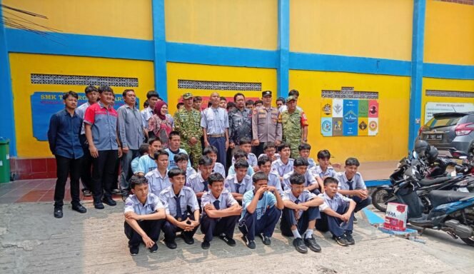 
					Koramil 05/Kebon Jeruk Gelar Army Go To School, Tekankan Keamanan dan Pengawasan Siswa