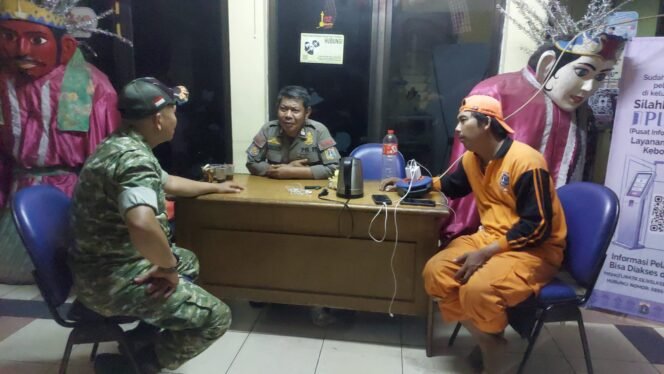 
					Perkuat Keamanan Wilayah, Babinsa Koramil 05/KJ Bersama PPSU Laksanakan Giat Pam Swakarsa
