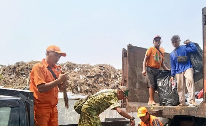 
					SATGAS SAMPAH KODIM 0503/JB BERSAMA TIGA PILAR TANGANI DARURAT SAMPAH DI KELURAHAN KELAPA DUA