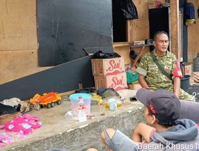 
					Koramil 05/Kebun Jeruk Bersama Babinsa Kelapa Dua Perkuat Komunikasi Sosial, Perkuat Kebersamaan