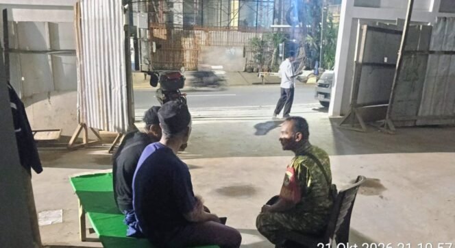 
					Babinsa Koramil 05/Kebon Jeruk Perkuat Siskamling, Ajak Warga Tingkatkan Kewaspadaan Malam Hari