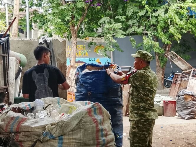 
					Satgas Sampah Kodim 0503/JB Bersama Tiga Pilar Tangani Darurat Sampah di Duri Kepa