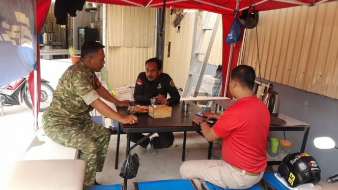 
					Perkuat Keamanan Lingkungan, Koramil 05/KJ Bersama Babinsa Duri Kepa Gelar Komsos dengan Petugas Keamanan Pergudangan