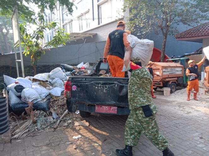 
					SATGAS SAMPAH KODIM 0503/JB TANGANI DARURAT SAMPAH DI KEDOYA SELATAN