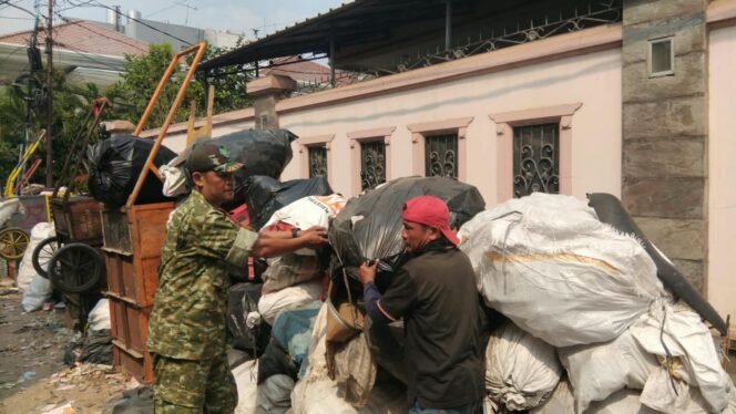 
					SATGAS SAMPAH KODIM 0503/JB BERSAMA TIGA PILAR TANGANI DARURAT SAMPAH DI KEDOYA UTARA