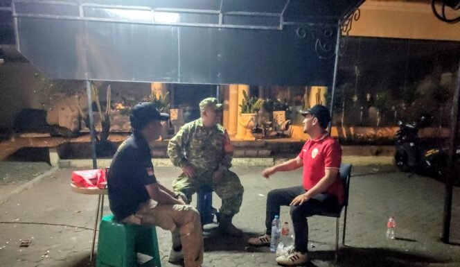 
					Babinsa Koramil 05/Kebon Jeruk Perkuat Pam Swakarsa, Dorong Warga Tingkatkan Kewaspadaan Malam Hari