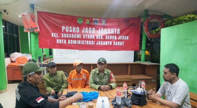 
					Koramil 05/KJ Bersama Babinsa Sukabumi Utara Perkuat Siskamling Malam