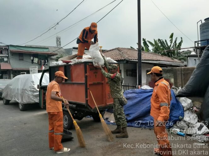 
					SATGAS SAMPAH KODIM 0503/JB BERSAMA TIGA PILAR TANGANI DARURAT SAMPAH DI SUKABUMI SELATAN