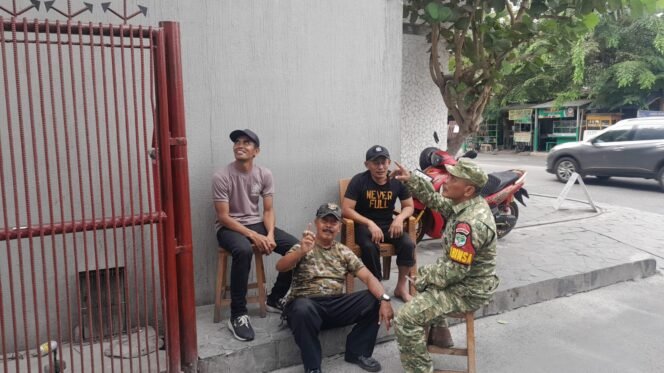 
					Babinsa Koramil 05/Kebun Jeruk Ajak Warga Perkuat Keamanan Melalui Komunikasi Sosisal