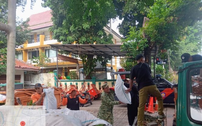 
					Satgas Sampah Koramil 05/Kebun Jeruk Bersama Tiga Pilar Perkuat Penanganan Darurat Sampah
