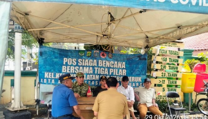 
					Babinsa Koramil 05/Kebon Jeruk Perkuat Komunikasi Sosial Kedoya Selatan