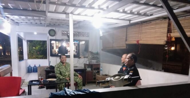 
					Koramil 05/Kebun Jeruk Bersama Babinsa Kedoya Selatan Perkuat PAM Swakarsa Melalui Komunikasi Sosial