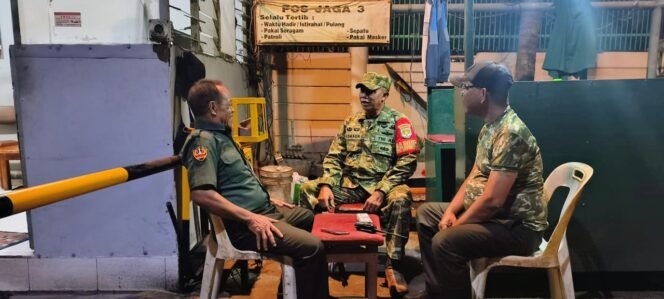 
					Babinsa Koramil 05/Kebun Jeruk Perkuat Siskamling, Tingkatkan Kewaspadaan